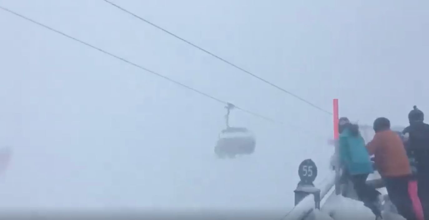 kereta kabel yang masih ada penumpang berpusing-pusing akibat taufan
