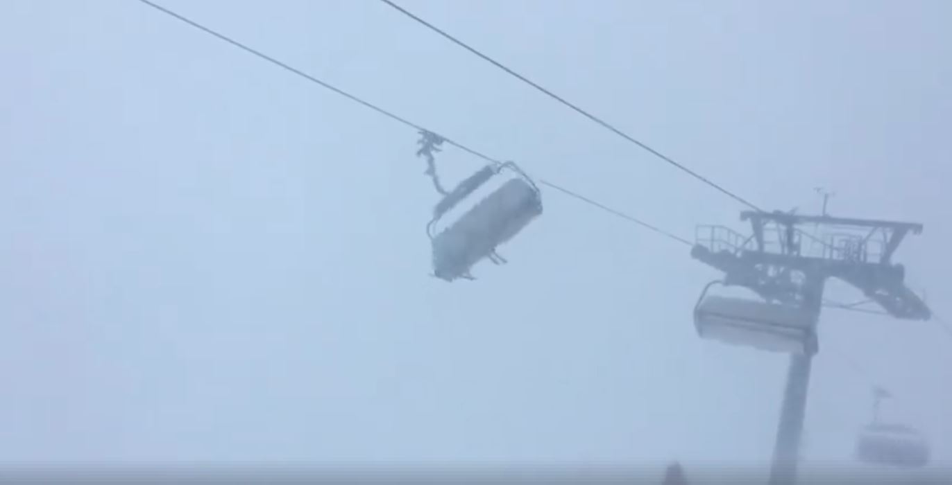 kereta kabel yang masih ada penumpang berpusing-pusing akibat taufan