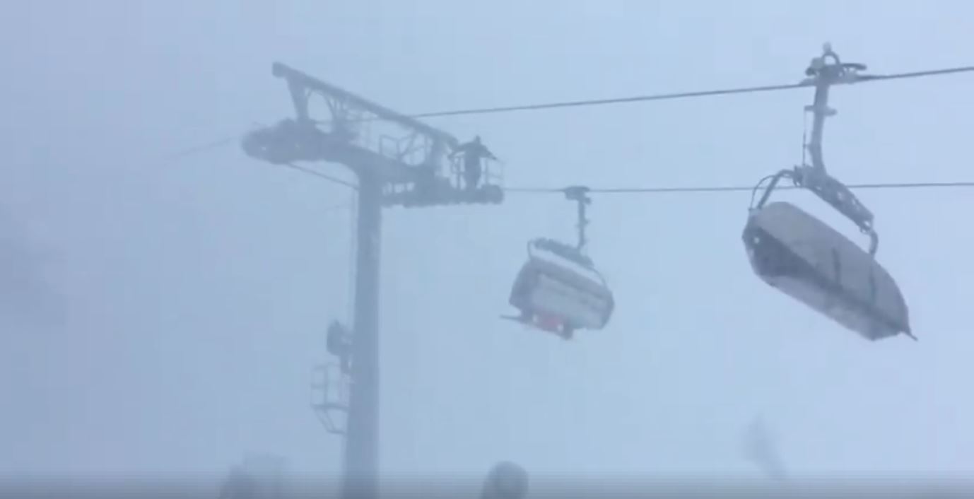 kereta kabel yang masih ada penumpang berpusing-pusing akibat taufan