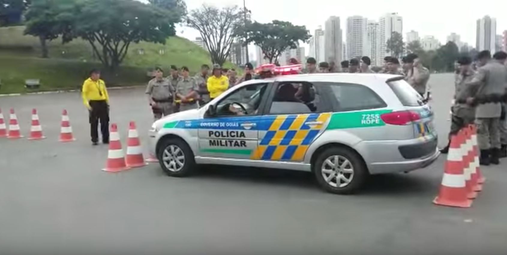 parking sempit? polis tunjuk demo keluarkan kereta dengan cepat