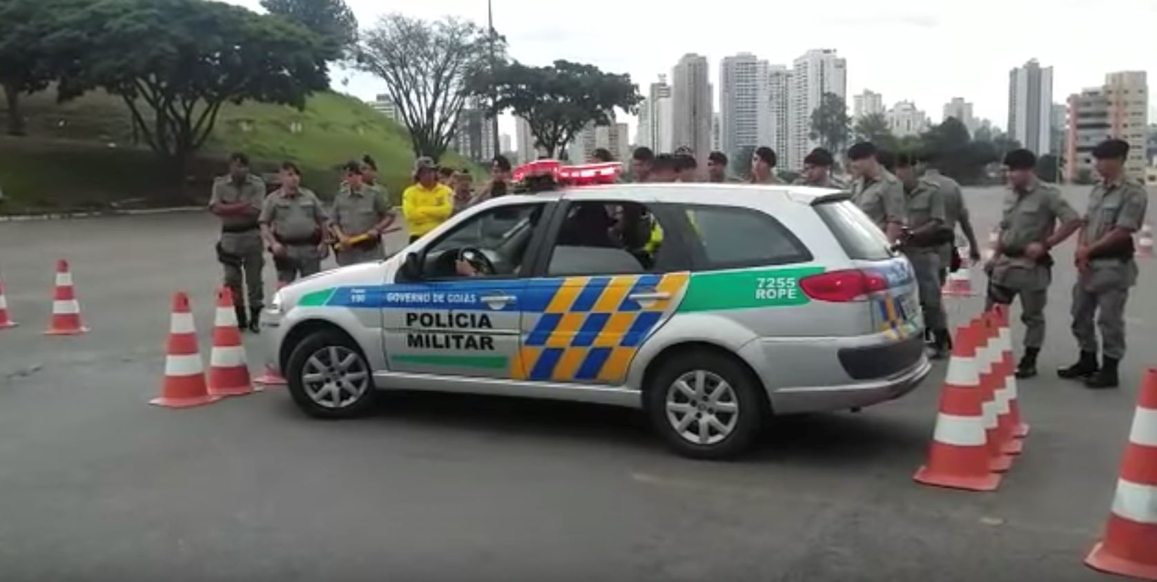parking sempit? polis tunjuk demo keluarkan kereta dengan cepat
