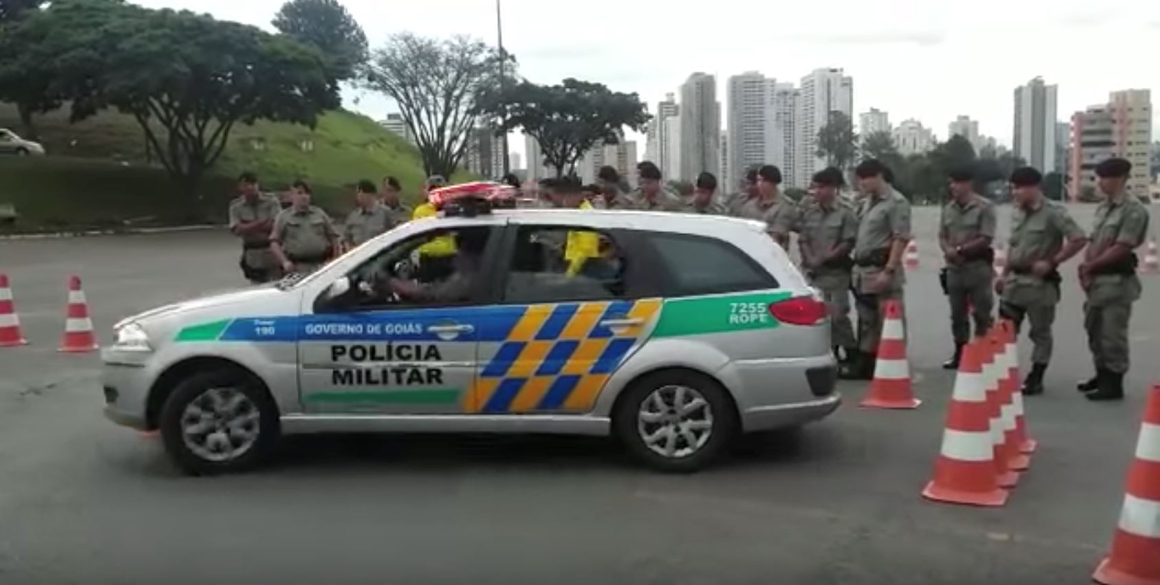 parking sempit? polis tunjuk demo keluarkan kereta dengan cepat