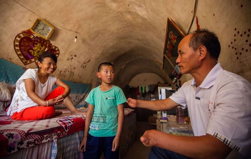 tanpa jari kaki dan tangan, cikgu ni tetap mengajar kanak-kanak susah
