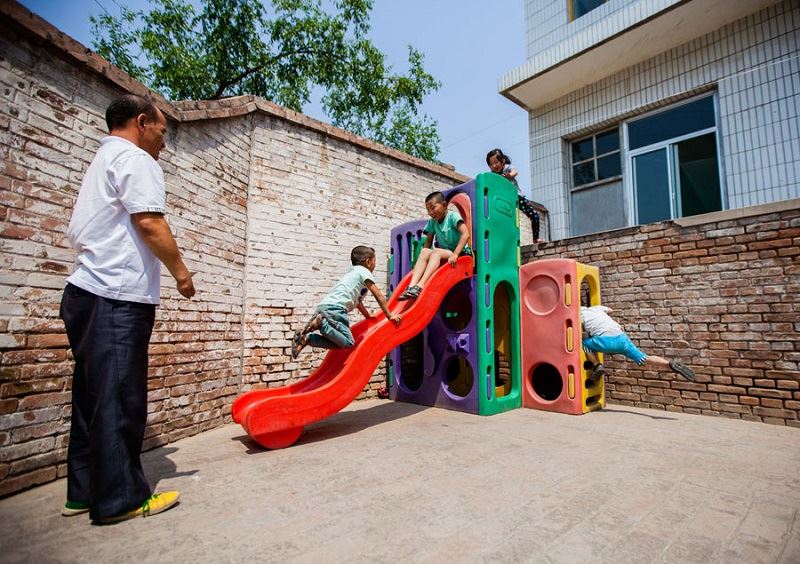 tanpa jari kaki dan tangan, cikgu ni tetap mengajar kanak-kanak susah