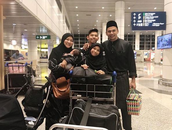 sebak lihat norman hakim sambut anak di airport siap berbaju melayu