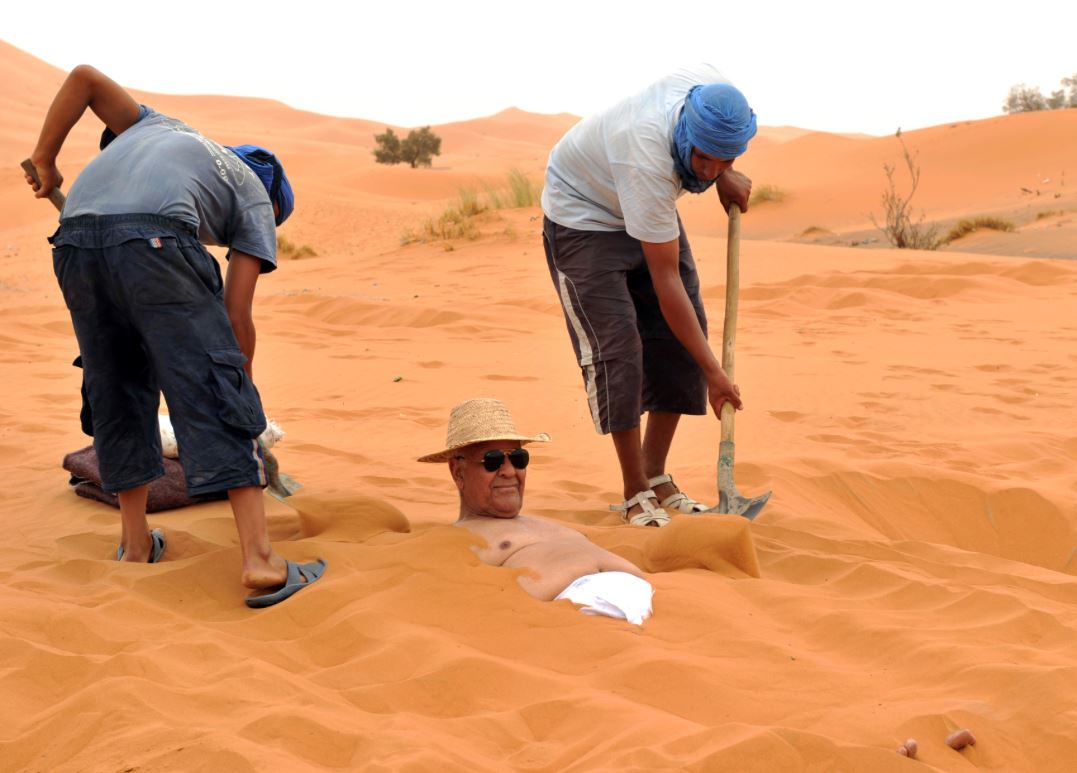 sanggup kena tanam dalam pasir panas kat gurun sebab nak sihat
