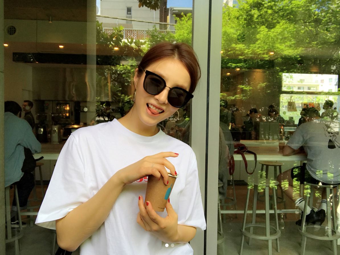 share gambar bercuti, shin se kyung di tuduh buat dagu bentuk v?