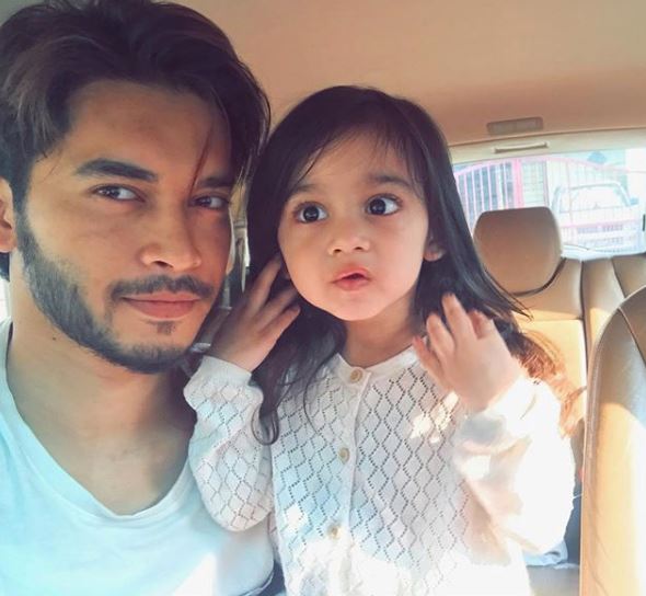 cairnya tengok aeril zafrel menyanyi hindustan dengan anak perempuan. comel !