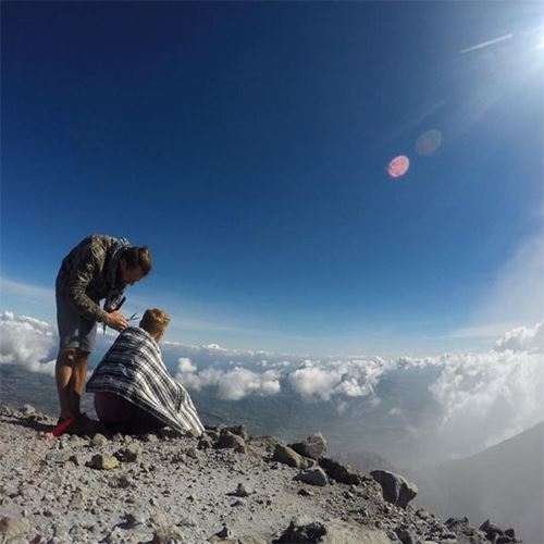 lelaki ini menggunting rambut sambil paragliding dan beberapa aksi yang lain