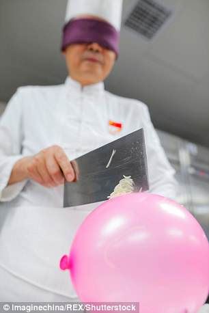 memang sharp! chef ni potong kentang atas belon sambil mata ditutup 