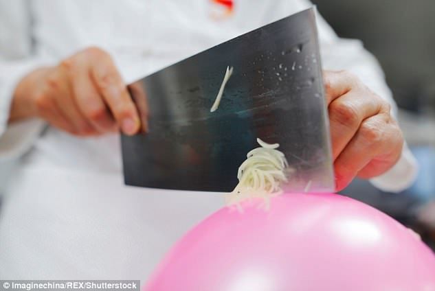 memang sharp! chef ni potong kentang atas belon sambil mata ditutup 