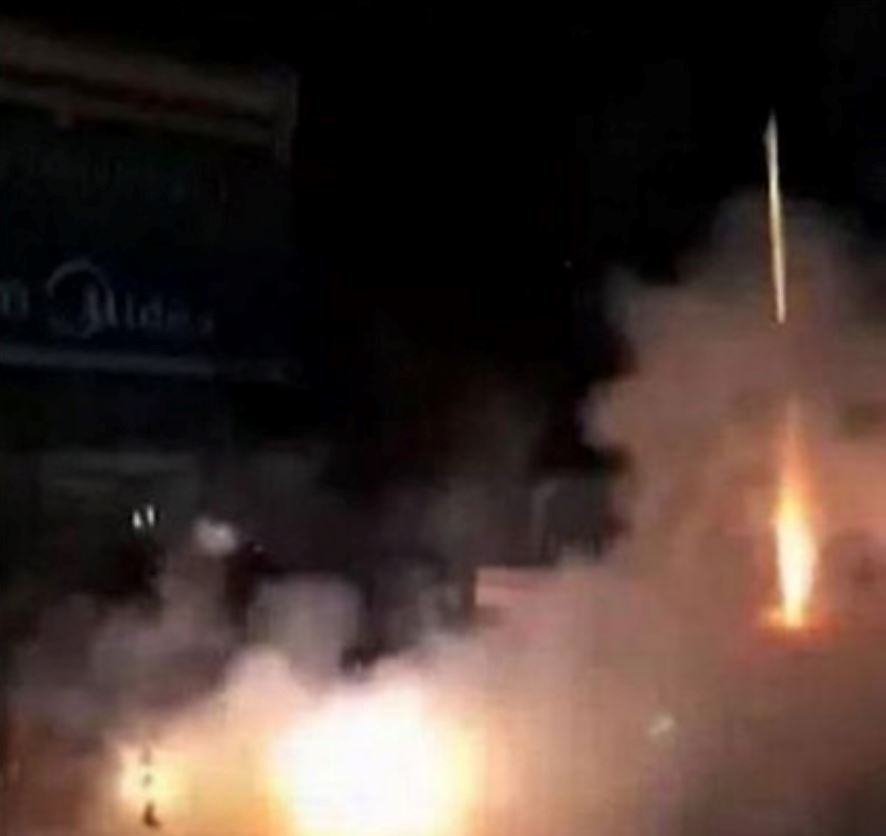 anak first time dapat markah 7% dalam exam, bapa sambut dengan bunga api