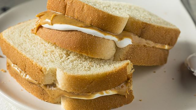 ramai bangkang bila makan roti gabung mentega kacang dengan mayonis