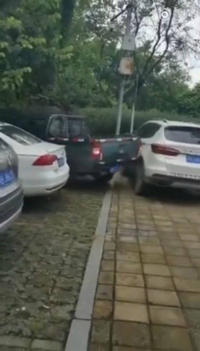 akibat halang parking, suv dapat balasan teruk daripada trak