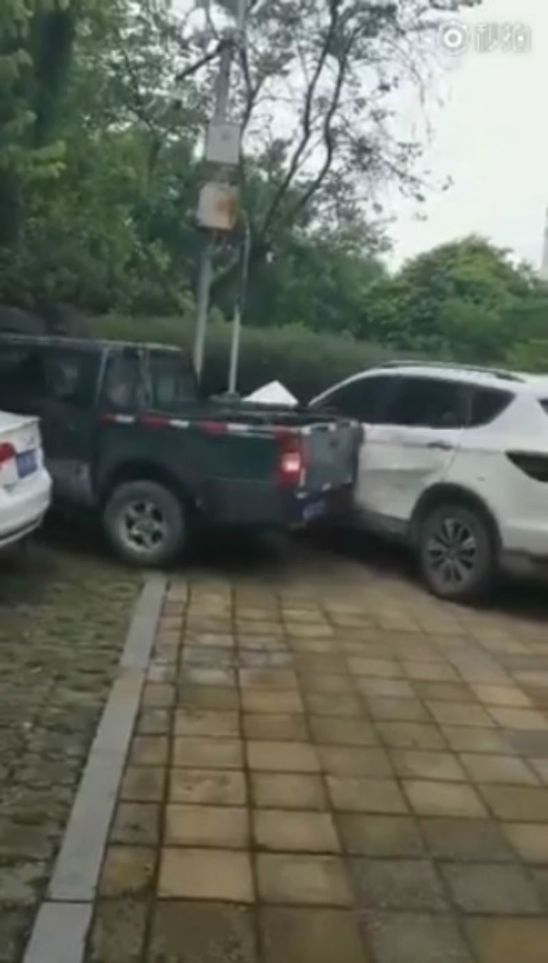 akibat halang parking, suv dapat balasan teruk daripada trak