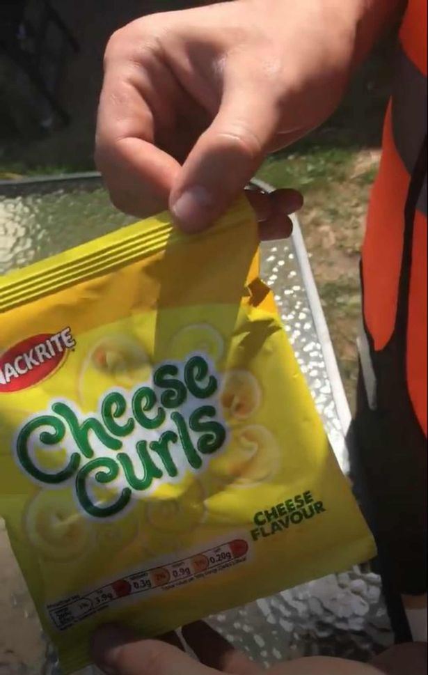 lebih angin dari isi, lelaki ini jumpa sekeping keropok je dalam paket