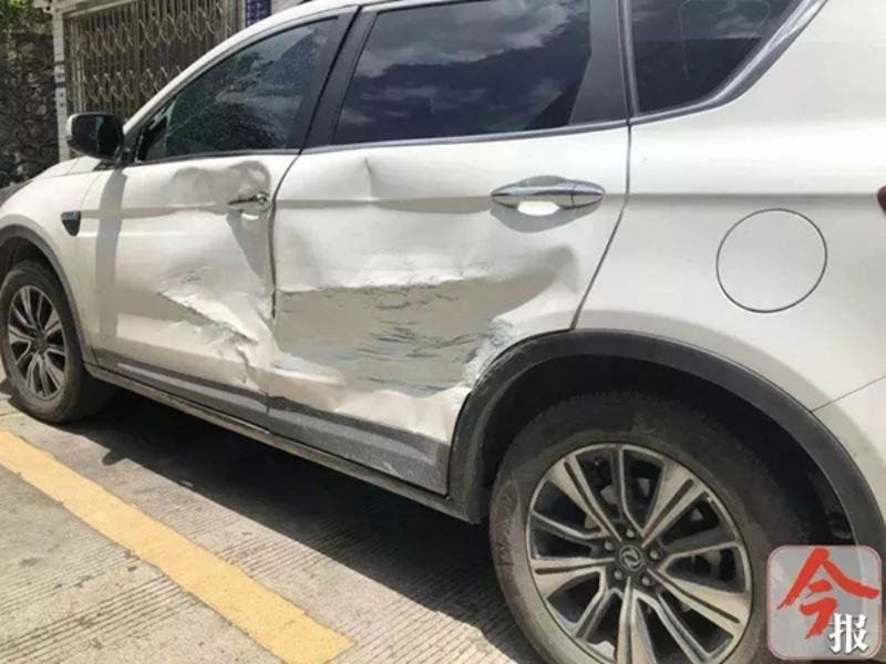 akibat halang parking, suv dapat balasan teruk daripada trak