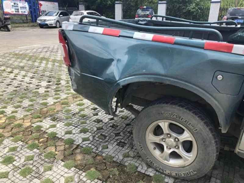 akibat halang parking, suv dapat balasan teruk daripada trak