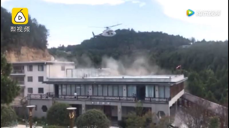 billionaire balik kampung naik helikopter mendarat atas atap rumah