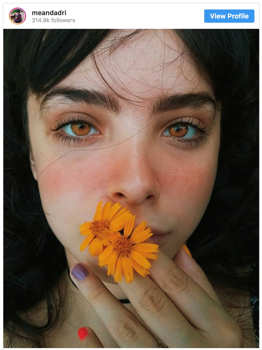 gadis terkejut ada orang pakai baju print muka dia, di jual di banyak negara asia