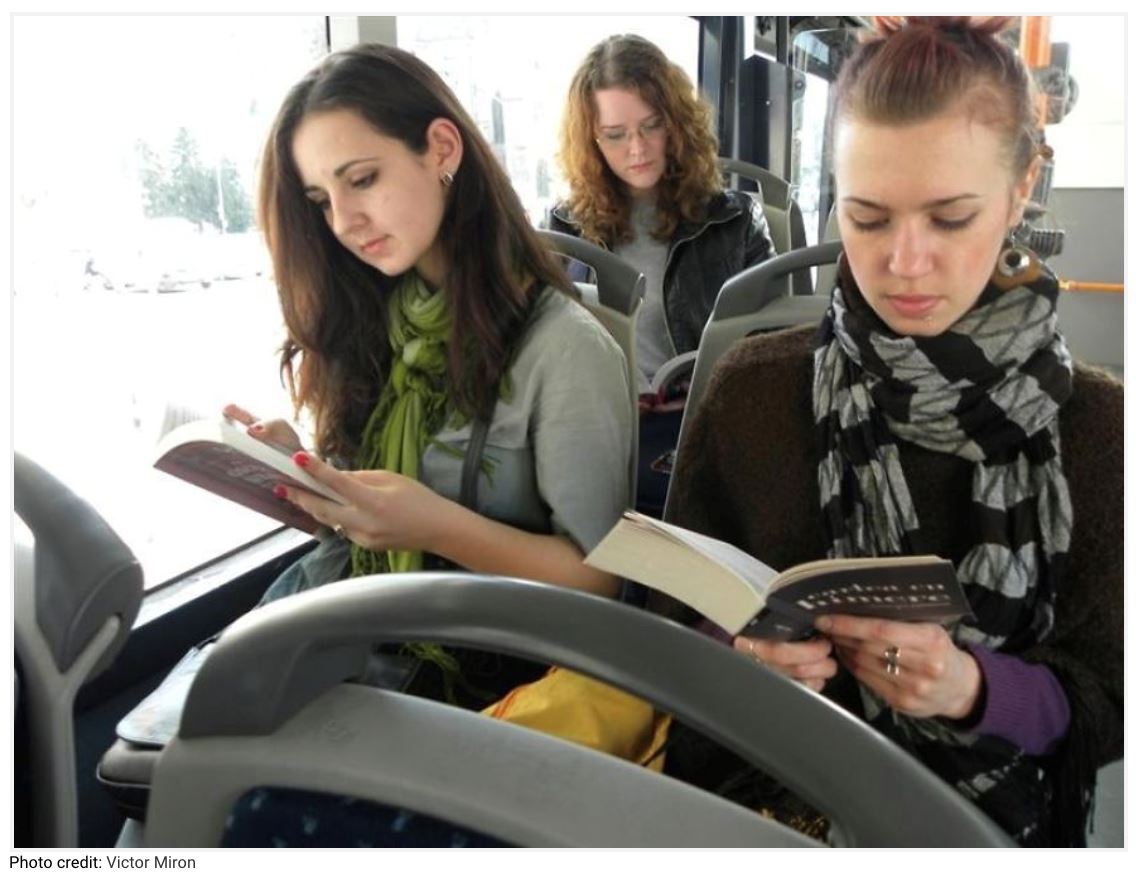 siapa yang baca buku masa naik bas, boleh dapat tiket bas free