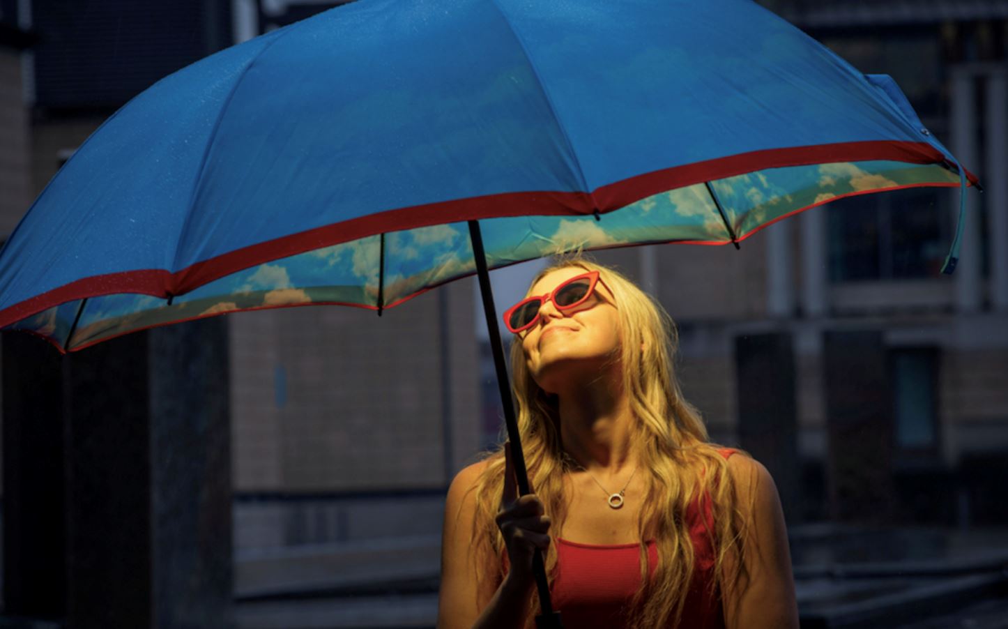 cahaya keluar bila buka payung ni dan mood kita jadi makin baik 