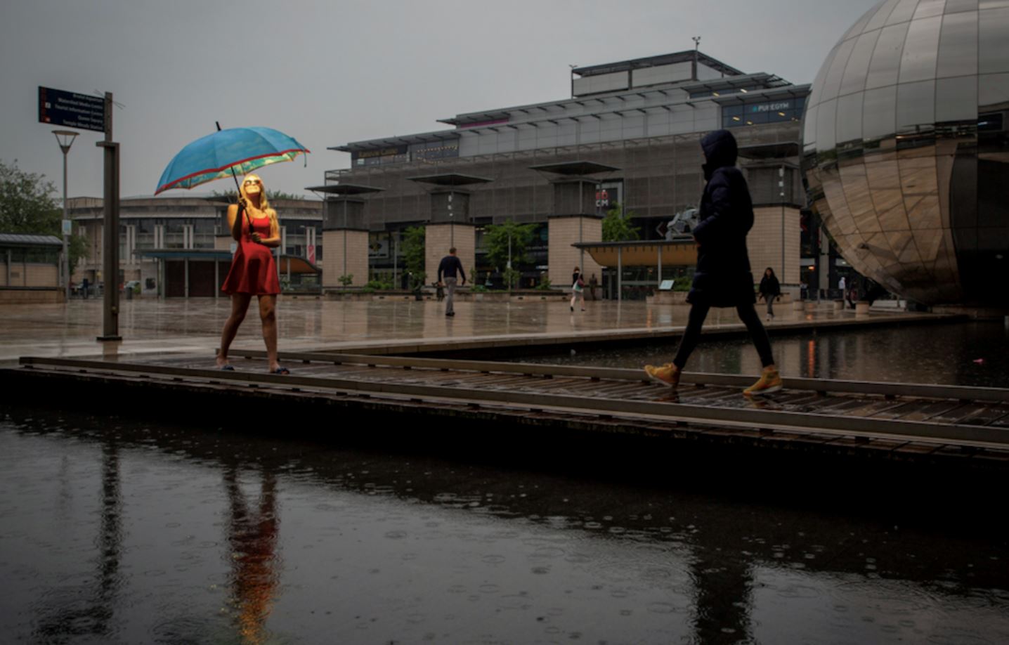 cahaya keluar bila buka payung ni dan mood kita jadi makin baik 