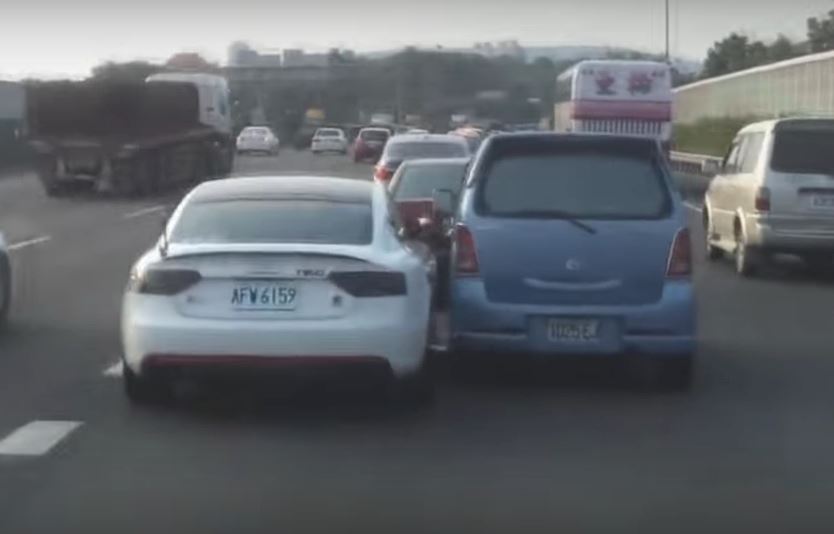 bila dua orang pemandu degil tak nak mengalah berebut jalan