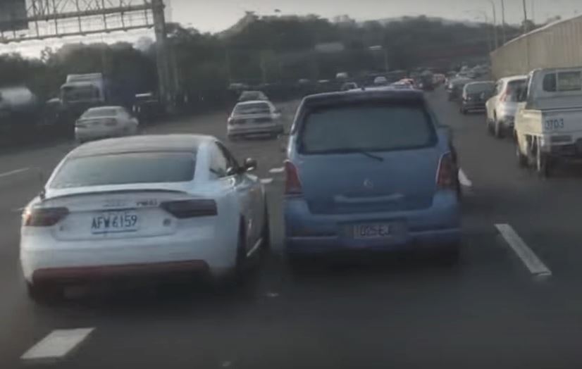 bila dua orang pemandu degil tak nak mengalah berebut jalan