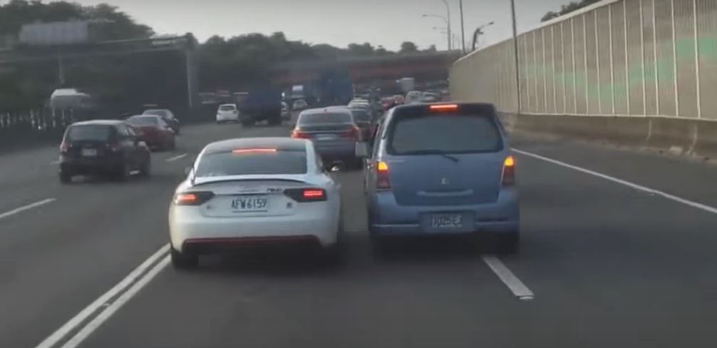 bila dua orang pemandu degil tak nak mengalah berebut jalan