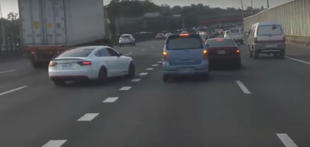 bila dua orang pemandu degil tak nak mengalah berebut jalan