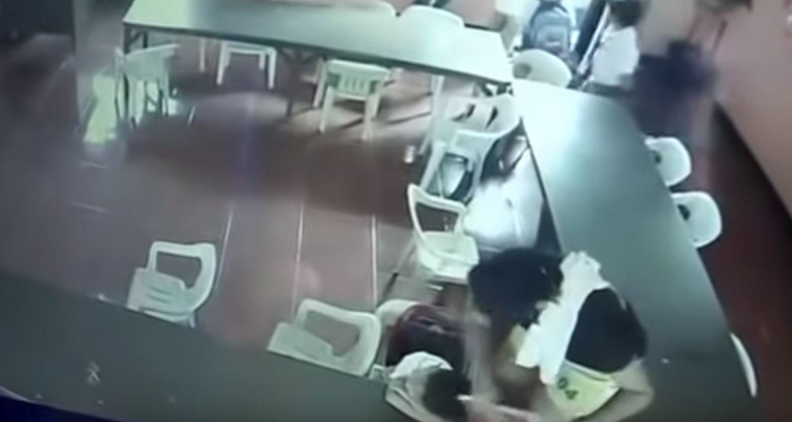 pelajar tak sedar galas kerusi masa balik sebab mengantuk sangat