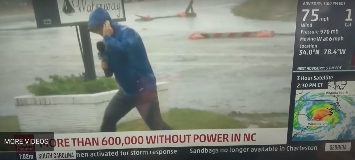 pemberita berlakon kena tiup taufan tapi orang belakang dia elok je jalan