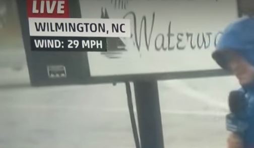 pemberita berlakon kena tiup taufan tapi orang belakang dia elok je jalan