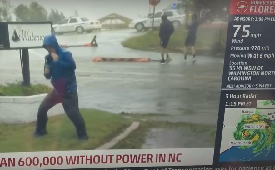 pemberita berlakon kena tiup taufan tapi orang belakang dia elok je jalan