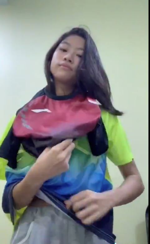 cara tukar baju gadis ini sangat unik, 