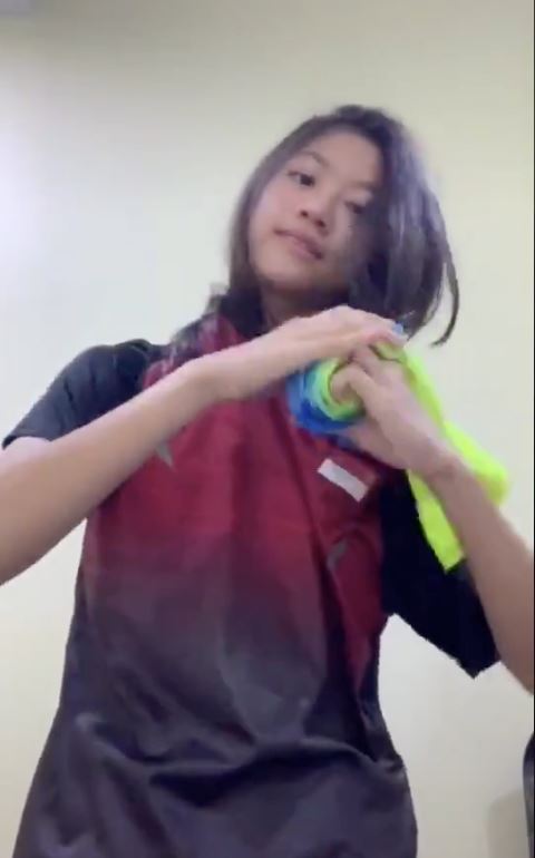 cara tukar baju gadis ini sangat unik, 