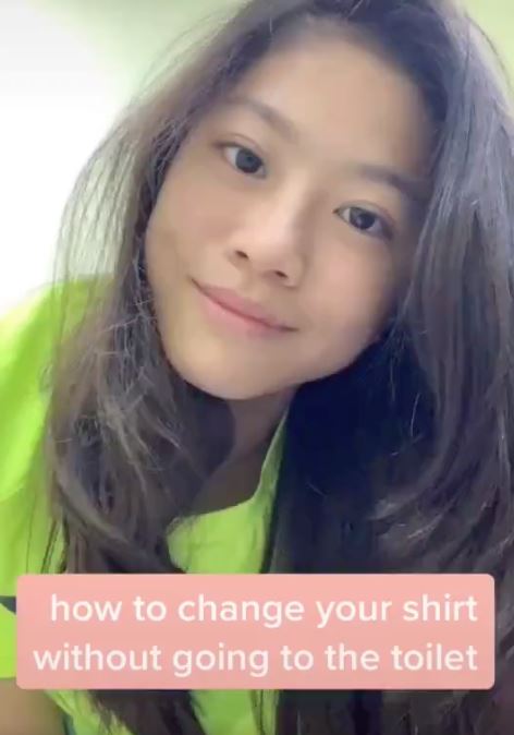 cara tukar baju gadis ini sangat unik, 