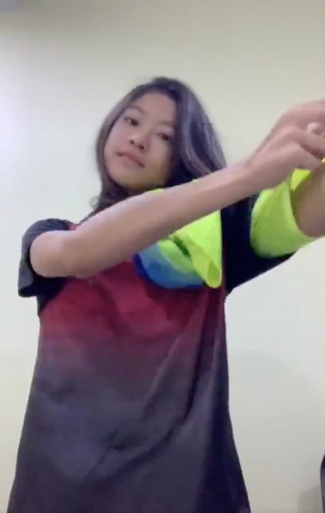 cara tukar baju gadis ini sangat unik, 