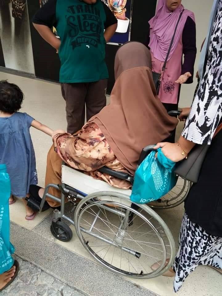 tak bagi pelanggan kerusi roda masuk takut mozek rosak, pihak syarikat mohon maaf