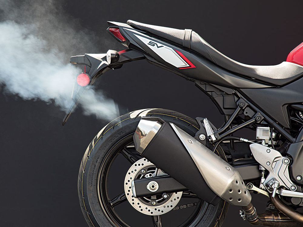 kenapa ekzos motosikal sebelah kanan, bukan belah kiri?