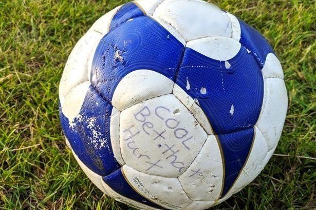 hampir nak sepak bola yang di isi dengan simen. jahat betul!