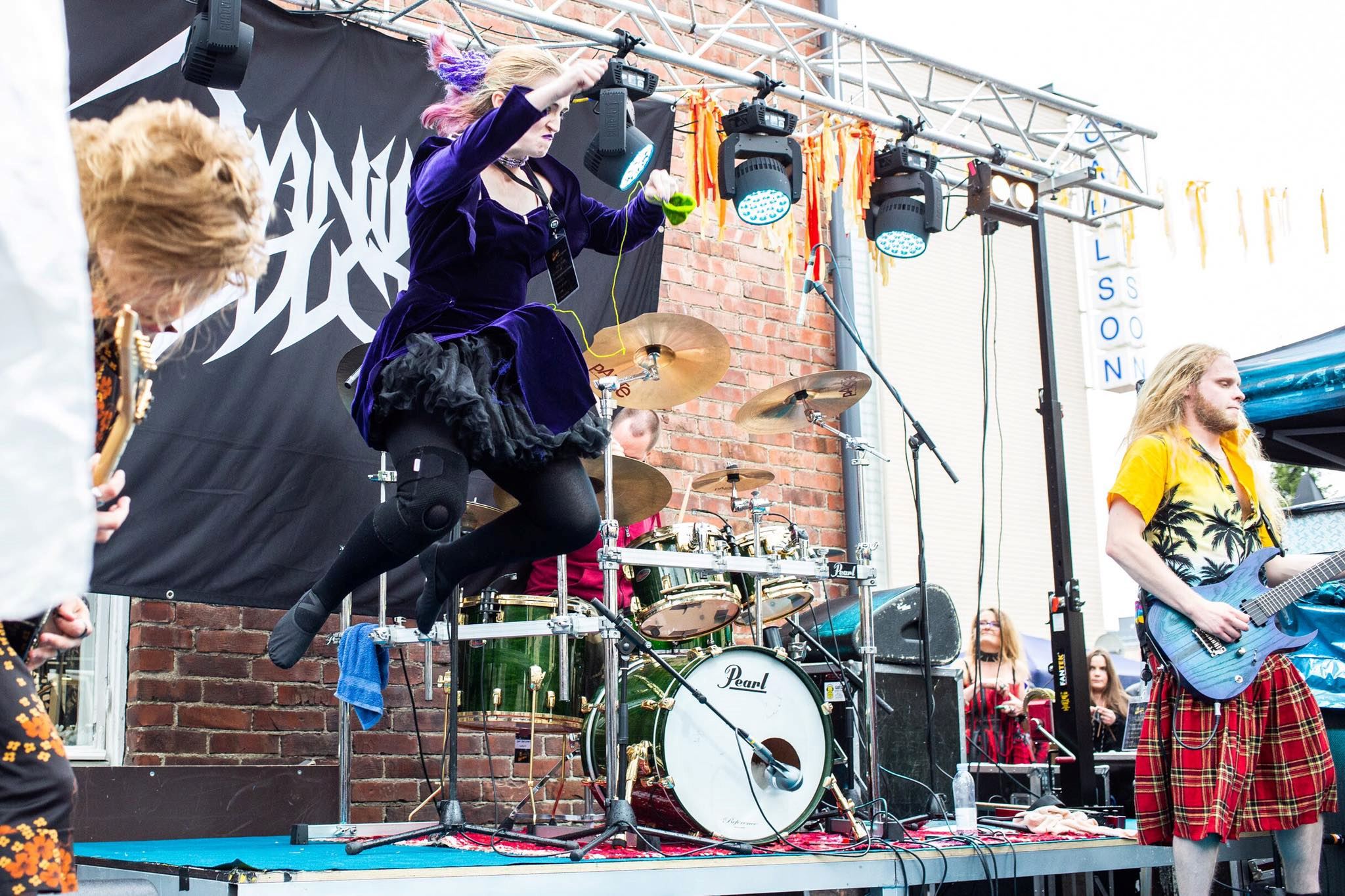 ini adalah pertandingan mengait sambil layan muzik heavy metal