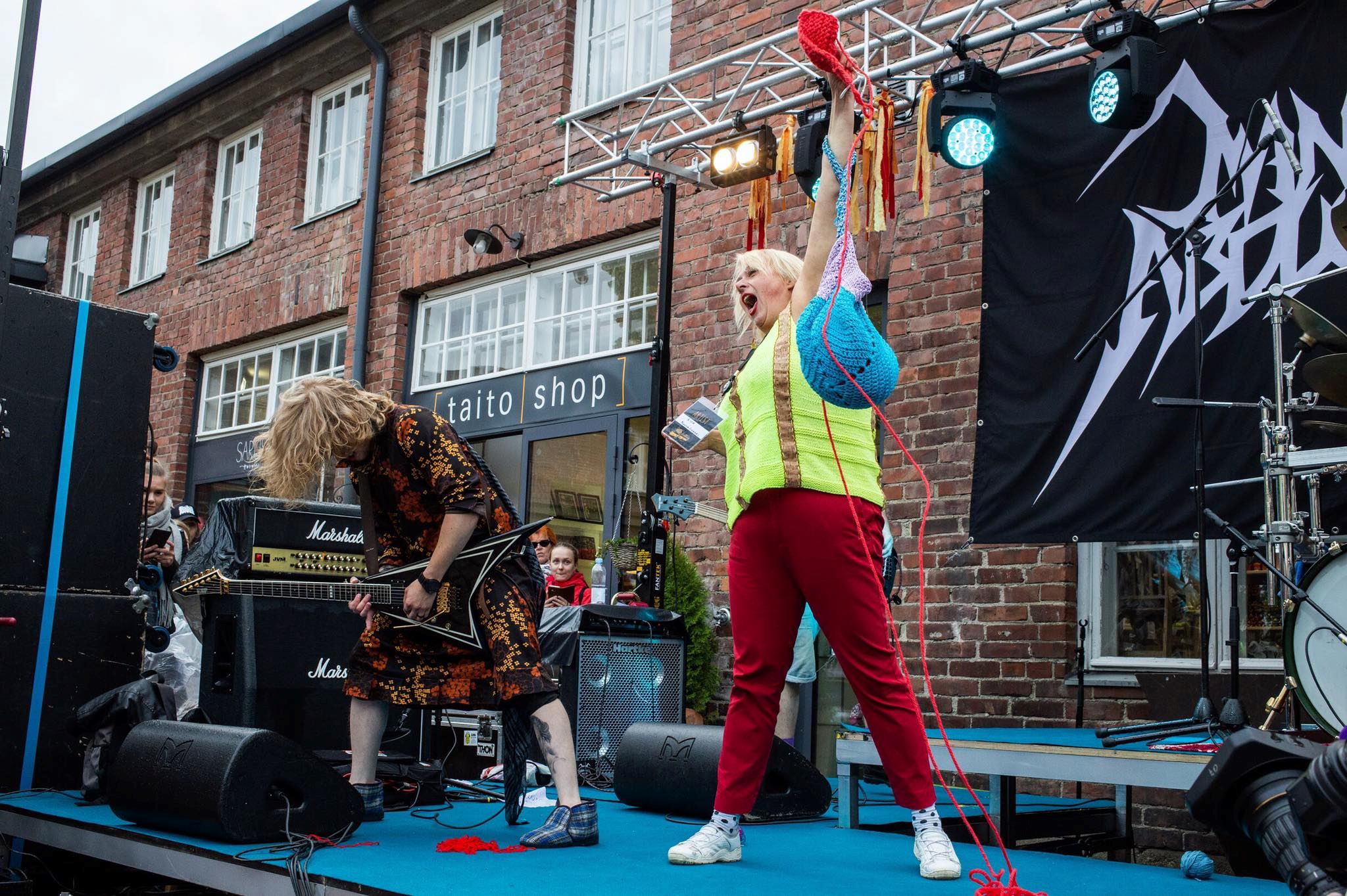 ini adalah pertandingan mengait sambil layan muzik heavy metal