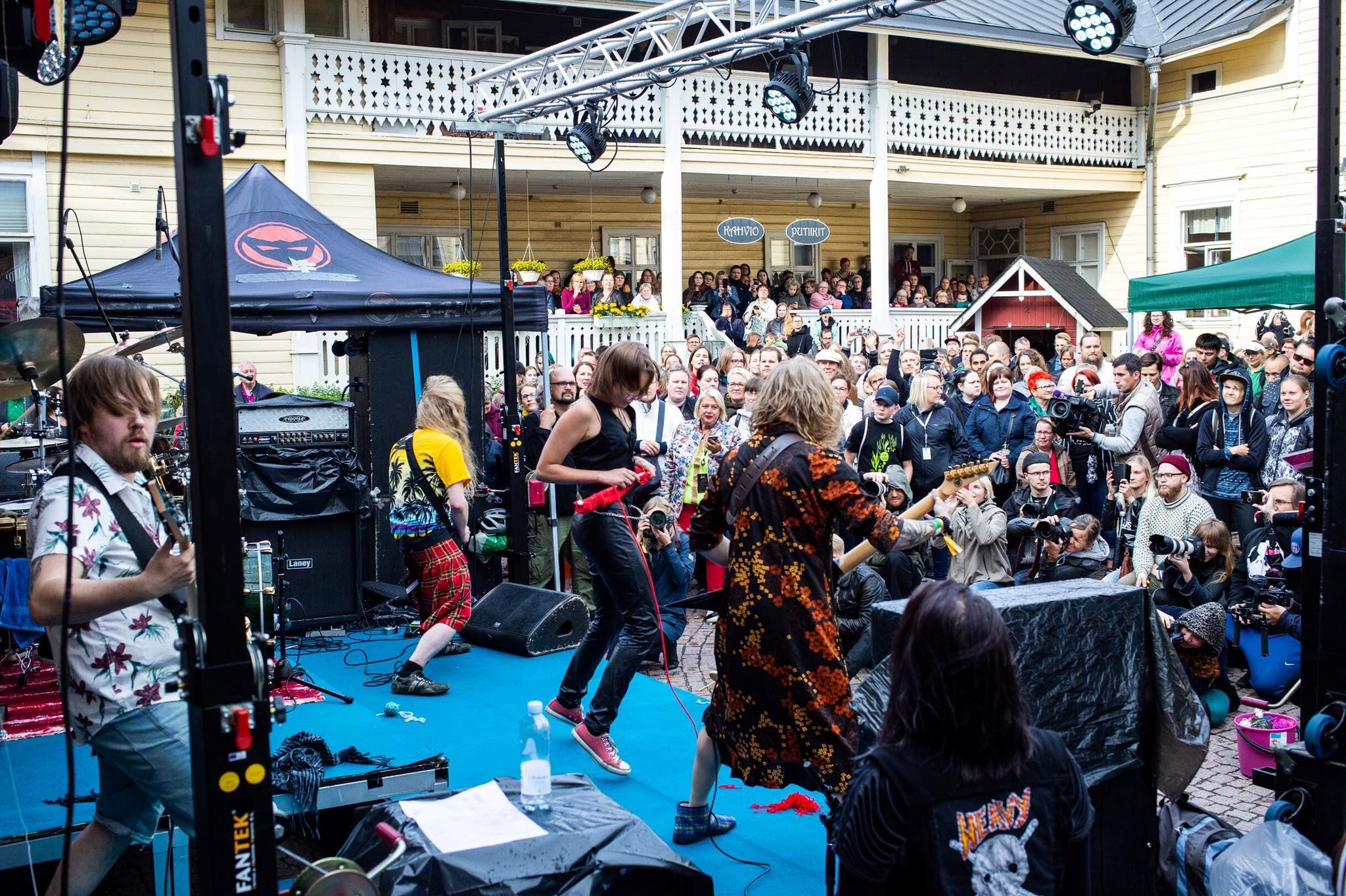 ini adalah pertandingan mengait sambil layan muzik heavy metal