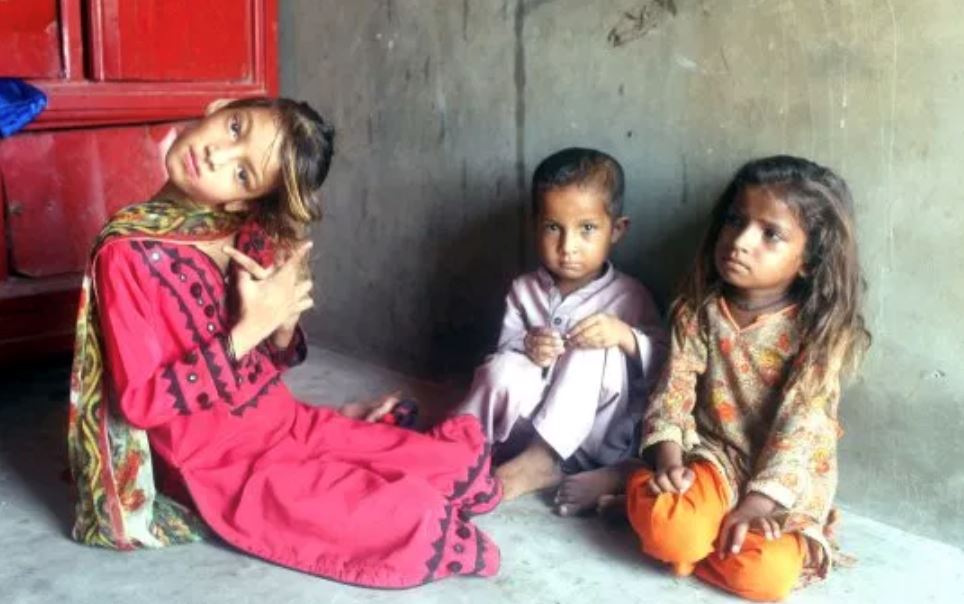 kanak-kanak ini hidup dengan kepala bongkok 90 darjah