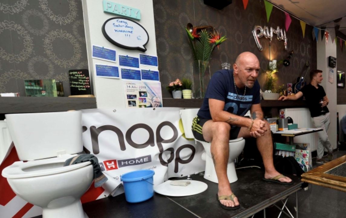 demi rekod dunia, lelaki sanggup duduk atas tandas lima hari 