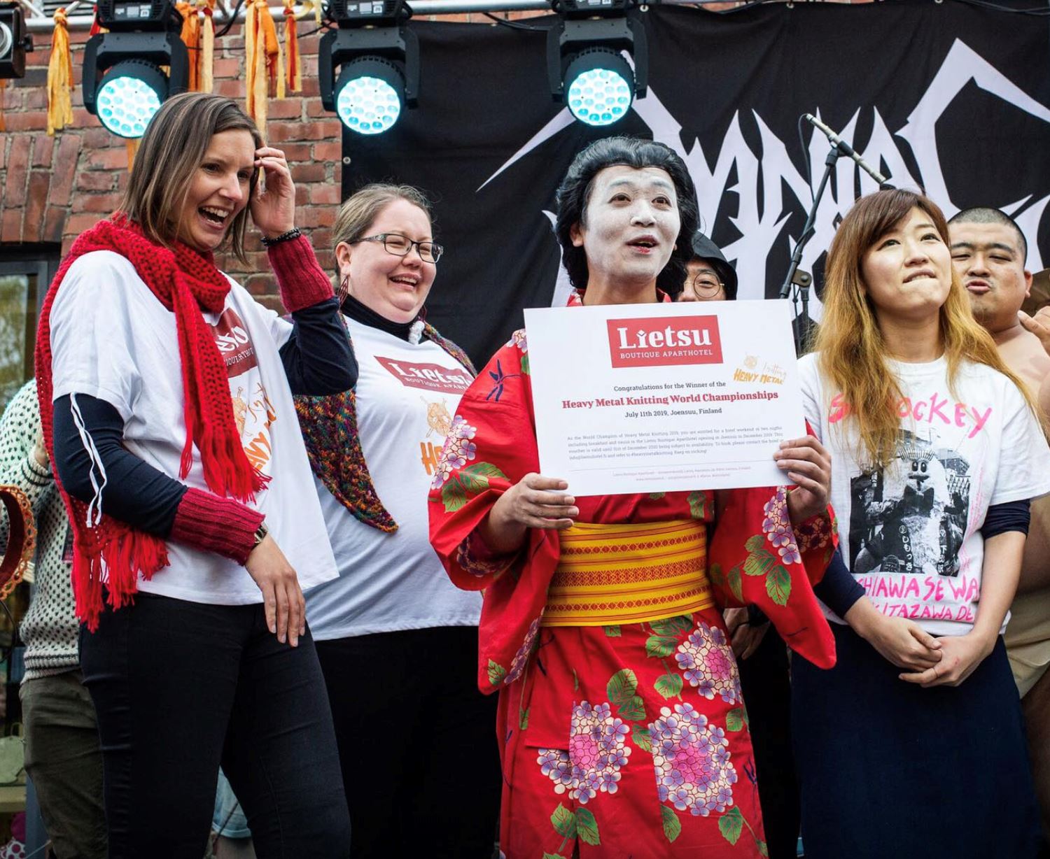 ini adalah pertandingan mengait sambil layan muzik heavy metal