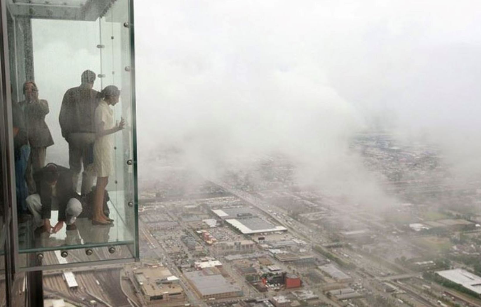 panik! lantai kaca pada ketinggian 103 tiba-tiba retak