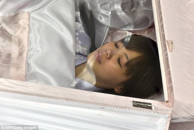 penduduk sini buat majlis khas supaya semua orang siap sedia untuk mati